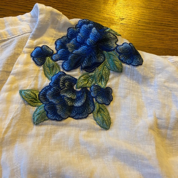 Rails Thea Blouse in White with Blue Rose Embroidery - Picture 5 of 8